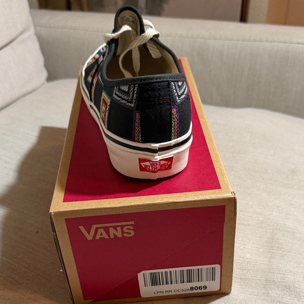 Vans Men's Black Sneakers with Multicolor Pattern - Picture 3 of 8